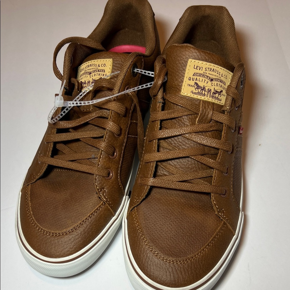 Men's Levi's Tan Sneakers size 9 - NWT